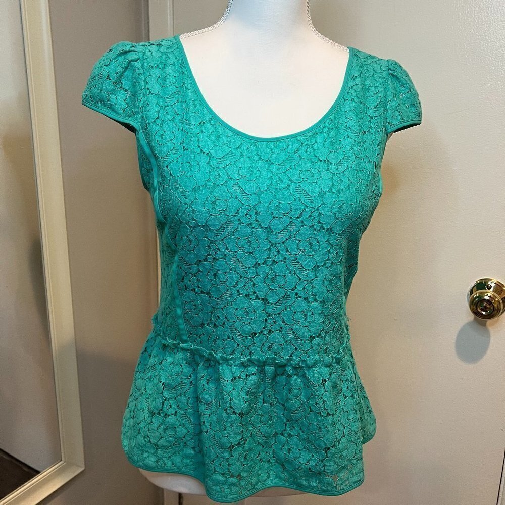 Ann Taylor lined Green lace cap sleeve top with peplum, Size O (runs big)
